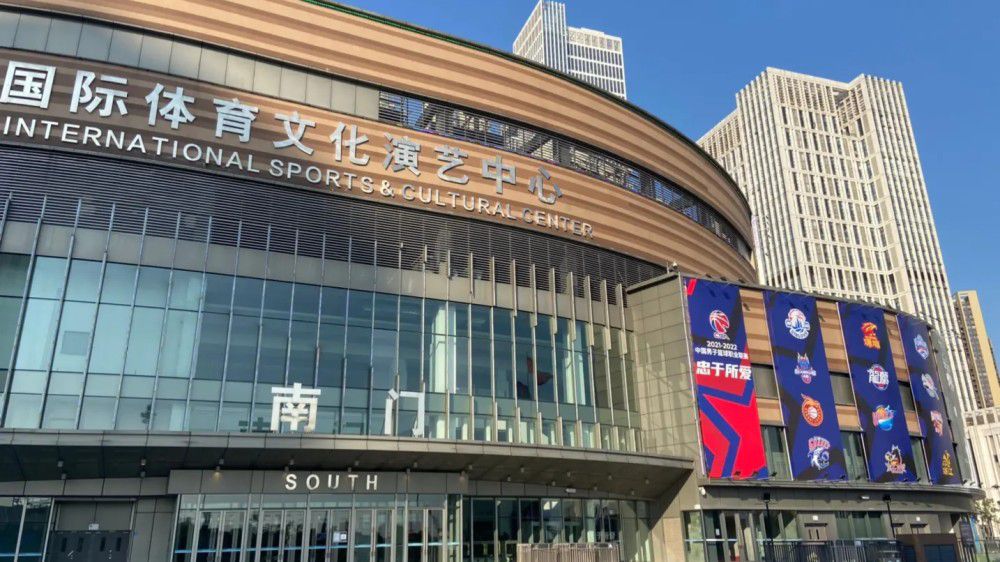 文、雷两人之间多半照着脚本来交谈，构成全片核心。
